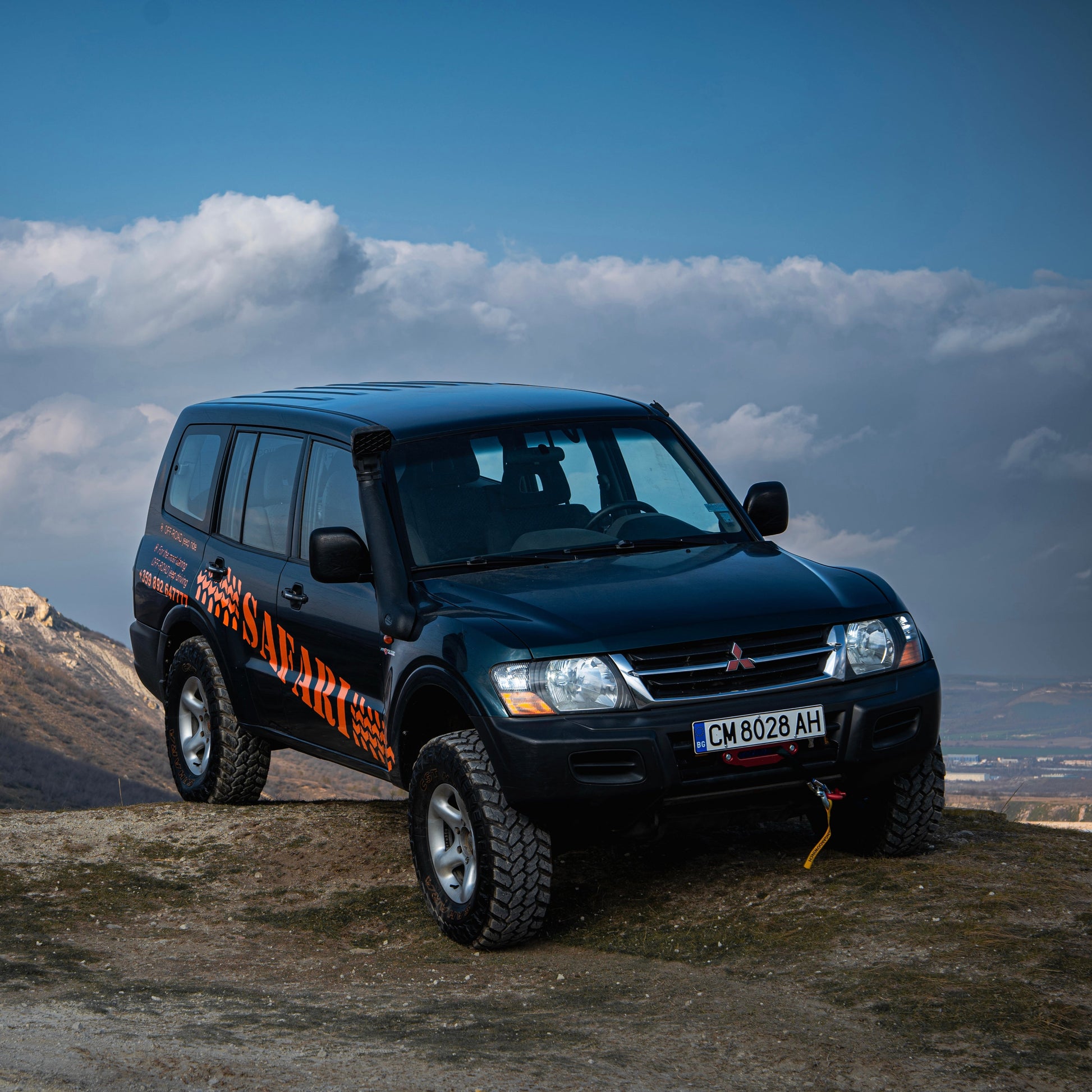 ШОФИРАНЕ НА OFF-ROAD ДЖИП MITSUBISHI